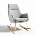 Schommelstoel met een grijze stof bekleding en houten onderstel 70 x 70 x 90cm